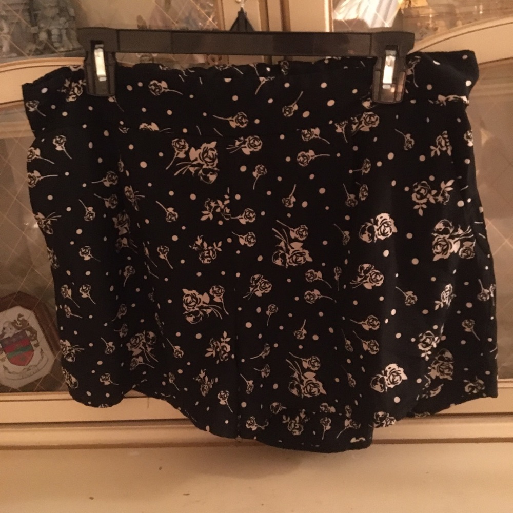 Charlotte Russe silky black/white floral 2 pocket shorts size XL. C:110 5/25/26